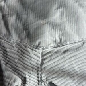 Brand new lulu pants. Too small for me !